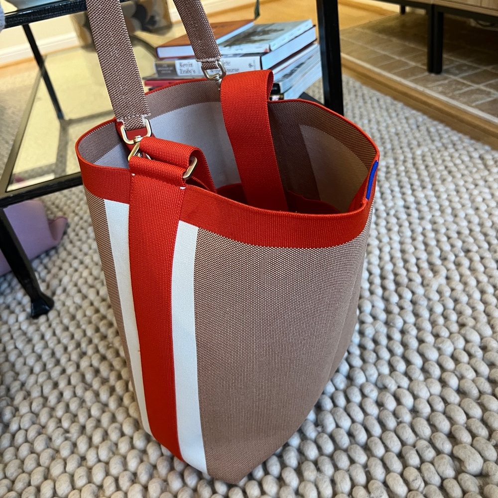 Beautiful like new Rothy’sBucket Bag Tote in caramel spice